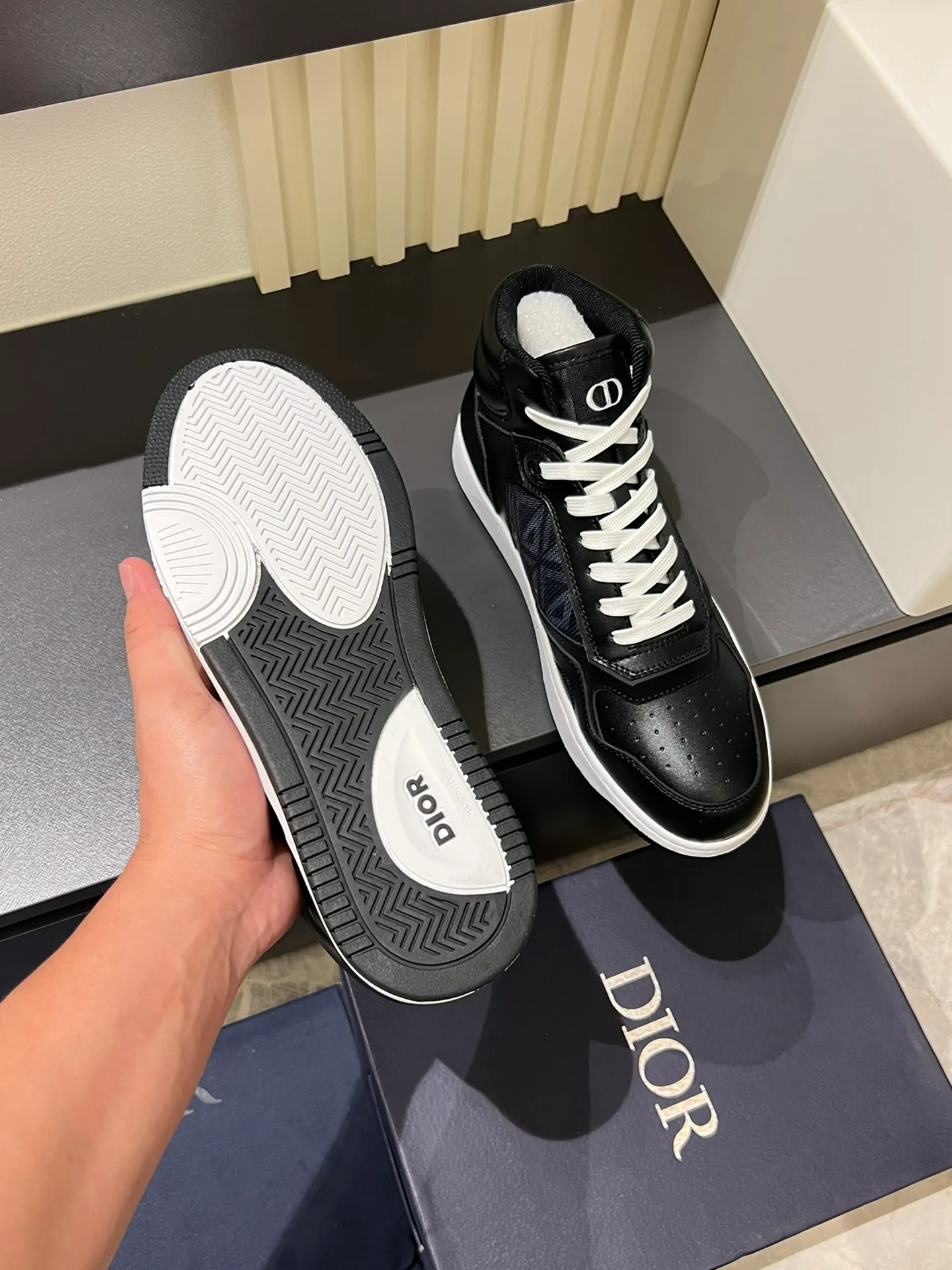Men's shoes 💰p460 "Dio*" mid-top B27 casual sneakers. This B27 high-top sneaker is a new product in the series and continues Di*r's classic style. Crafted from gray and white smooth calf leather with beige and black Oblique print panels on the sides. The "CD Icon" shaped shoelace eyelets are clever and delicate, and the two-color rubber sole, rear collar and heel are all equipped with the brand's iconic details to enhance the style. Oblique printed straps at the ankle allow for an adjustable fit to complement the overall design. Fashionable and versatile, it can complement any look. Create an exquisite design with unique dynamic vitality and modern atmosphere, presented in low-top and high-top styles. This new must-have shoe adds a new dimension to Dior's archive heritage, embodying modern elegance. Purchase the original version and make it 1:1. If you need top quality, please come to me! Male 38-44!